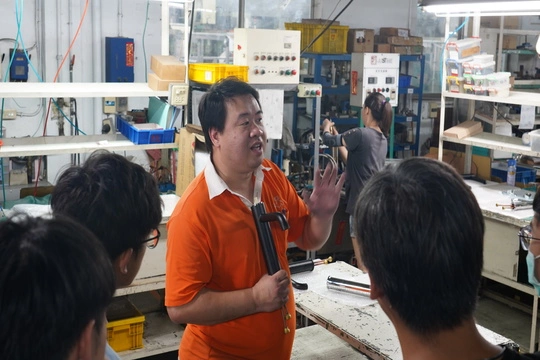 Taoyuan, Lio-Ho Kıdemli Lisesi Makine ve Elektronik Bölümü Öğrencileri Sheng-Tai Pirinç Gereçlerini Ziyaret Etti